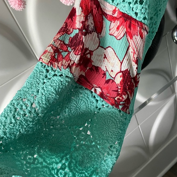 Curations Women's Floral and Embroidered Tunic Top Size Medium - Picture 4 of 7